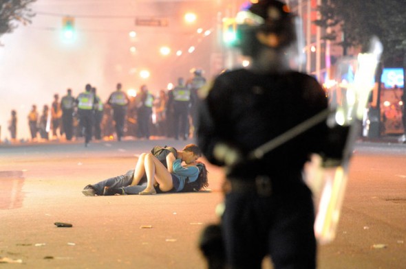 Vancouver-riot-kiss-couple